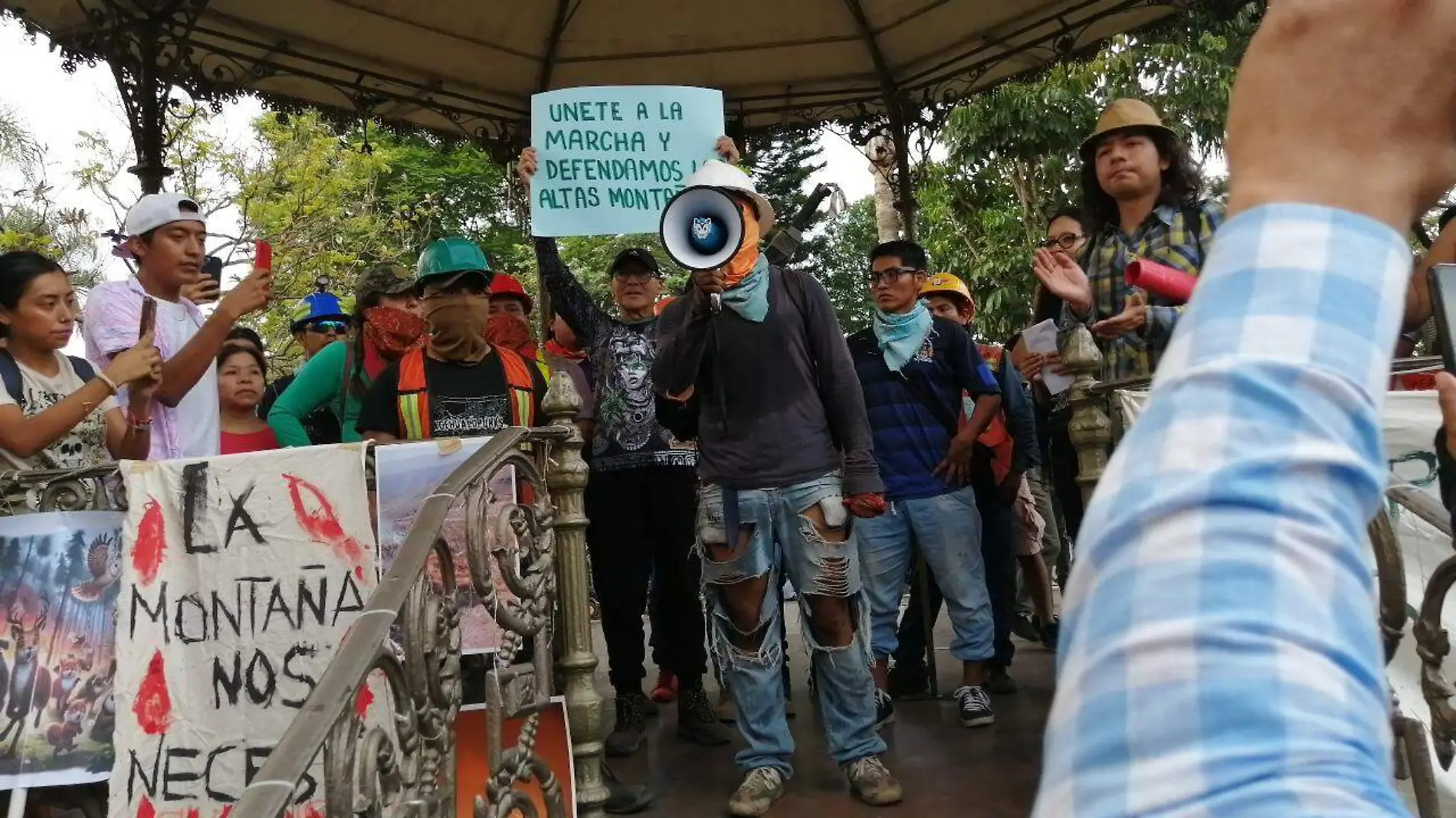 Marchan orizabeños por las calles; piden ayuda para combatir incendios forestales